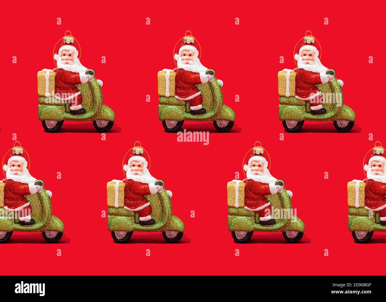 Motif de décorations de Noël du Père Noël sur fond rouge vif Banque D'Images