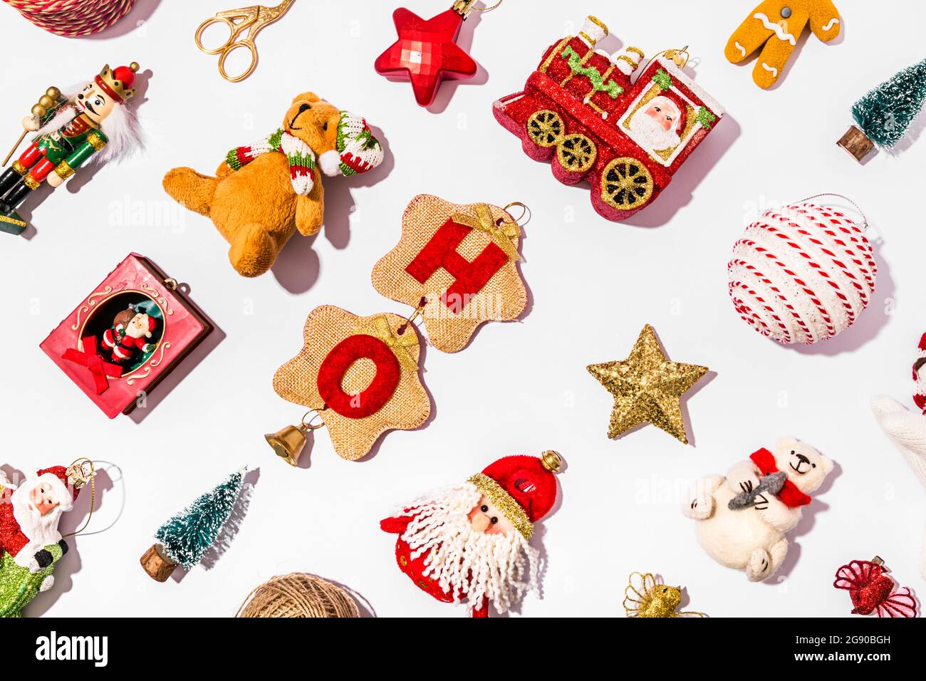 Collection de différentes décorations de Noël plat posé sur fond blanc Banque D'Images
