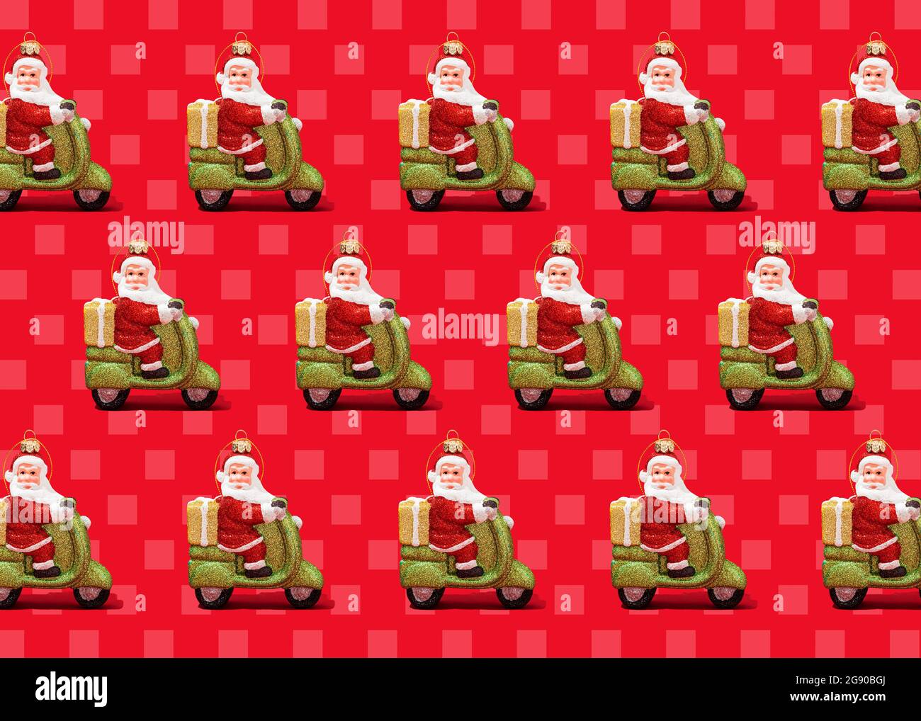 Motif de décorations de Noël du Père Noël sur fond à carreaux rouge vif Banque D'Images