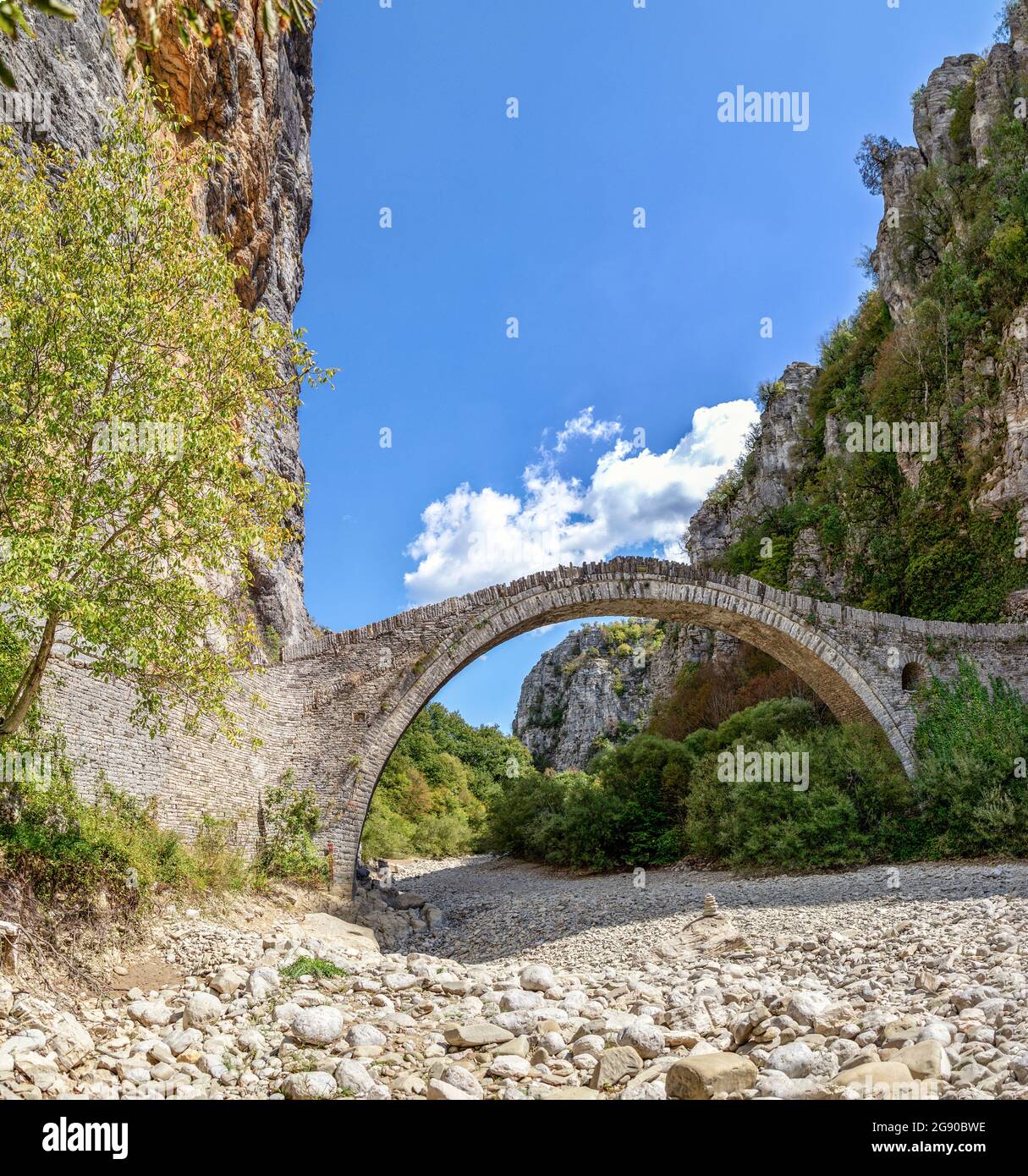 Grèce, Epirus, Zagori, ancien pont d'arche dans le parc national de Vikos-Aoos en été Banque D'Images