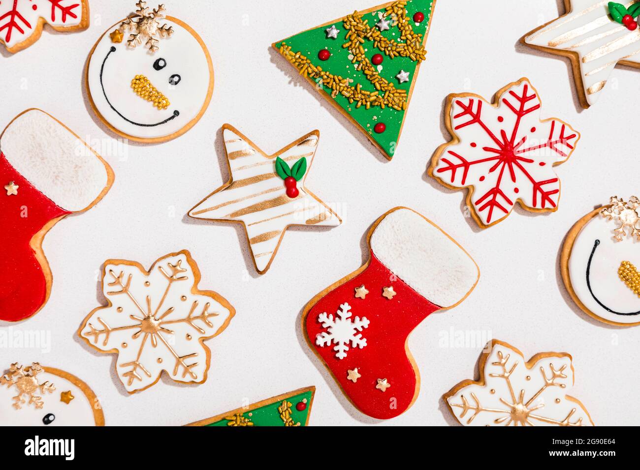 Motif de divers biscuits de Noël posés à plat sur fond blanc Banque D'Images