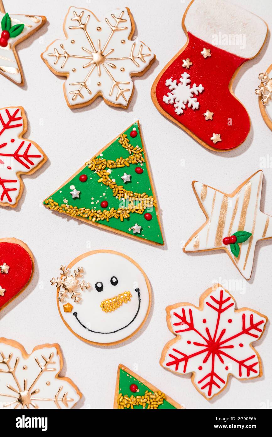 Motif de divers biscuits de Noël posés à plat sur fond blanc Banque D'Images