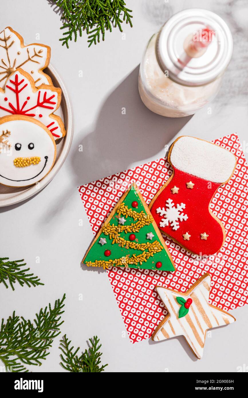 Bouteille de lait et divers biscuits de Noël Banque D'Images