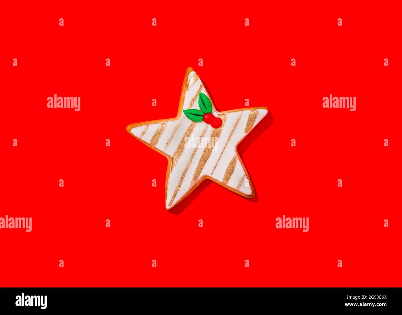 Biscuit de Noël en forme d'étoile sur fond rouge vif Banque D'Images
