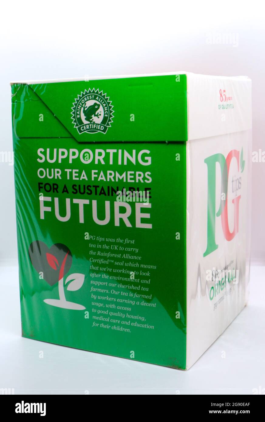 Photo d'un paquet non ouvert de sachets de thé pyramidaux 80 PG Tips sur fond blanc Banque D'Images