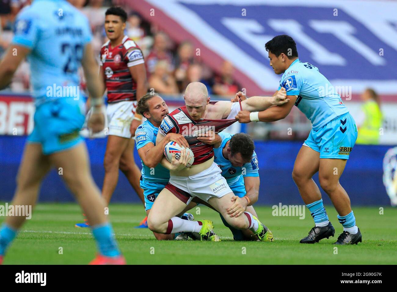 Liam Farrell (12) de Wigan Warriors est attaqué par Jacob Miller (6) de Wakefield Trinity Banque D'Images