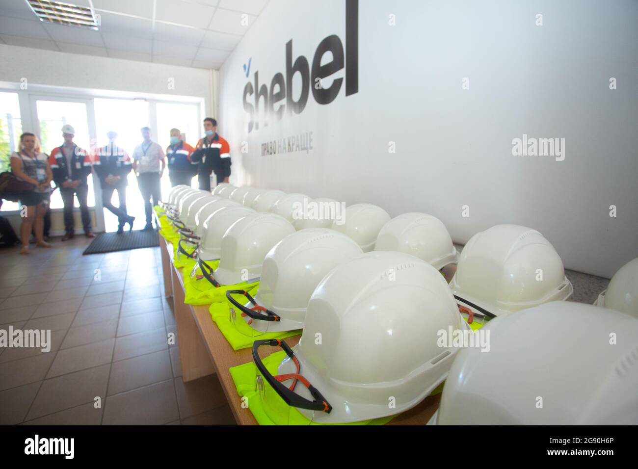 Des casques blancs attendent les visiteurs, car une délégation de journalistes de Kiev se rend à la raffinerie de gaz de Naftogaz Ukraine 20,000 b/d Shebelinka. Banque D'Images
