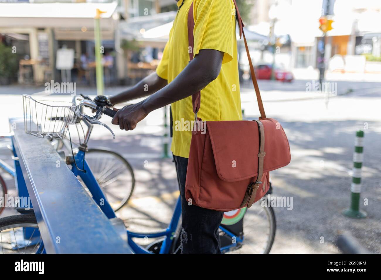 Homme professionnel avec sac à bandoulière parking vélo à la crémaillère Banque D'Images
