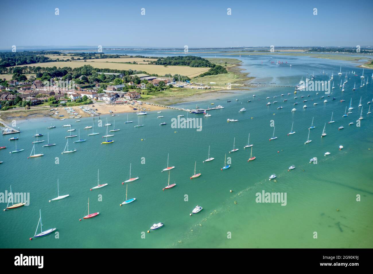 Itchenor West Sussex avec des voiliers amarrés dans l'estuaire avec la Manche en arrière-plan, dans la belle campagne du Sud Banque D'Images