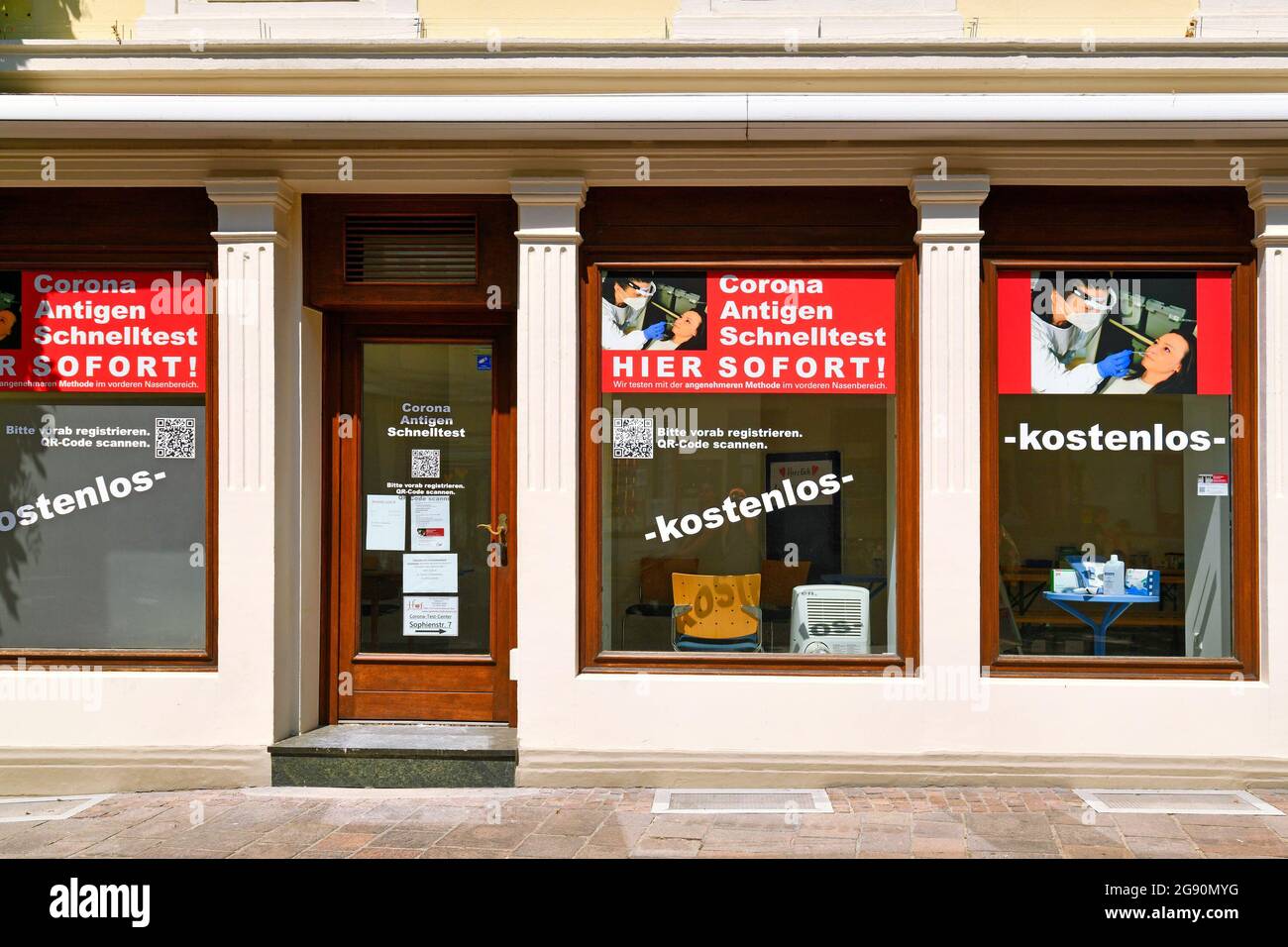Baden-Baden, Allemagne - juillet 2021: Fermé pour le test rapide d'antigène pour la détection du virus Corona Banque D'Images Baden-Baden, Allemagne - juillet 2021: Fermé pour le test rapide d'antigène pour la détection du virus Corona Banque D'Images