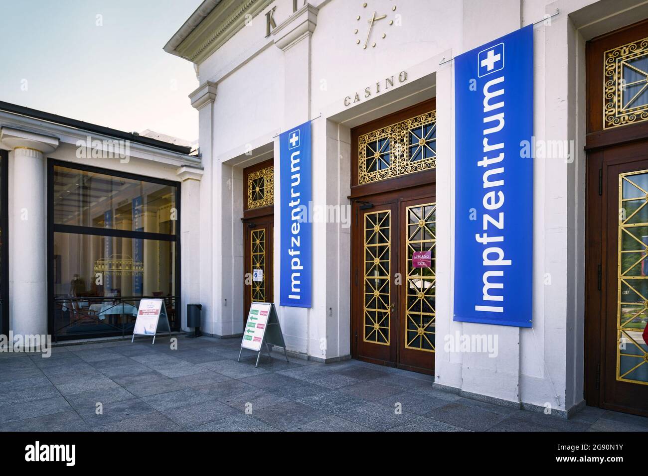 Baden-Baden, Allemagne - juillet 2021: Centre de vaccination allemand appelé 'Impfzentrum' installé à Casion Banque D'Images