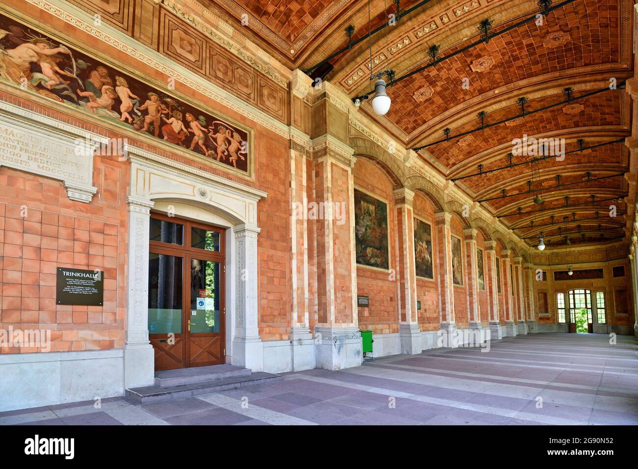 Baden-Baden, Allemagne - juillet 2021: Entrée de la pompe historique appelée 'Trinkhalle' bordée de fresques de l'artiste Jakob Götzenberger Banque D'Images