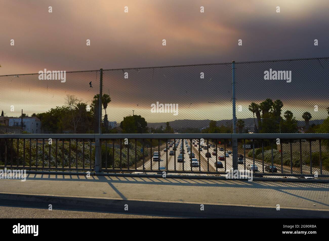 Autoroute 101 à Los Angeles avec fumée de feu de forêt dans le ciel Banque D'Images