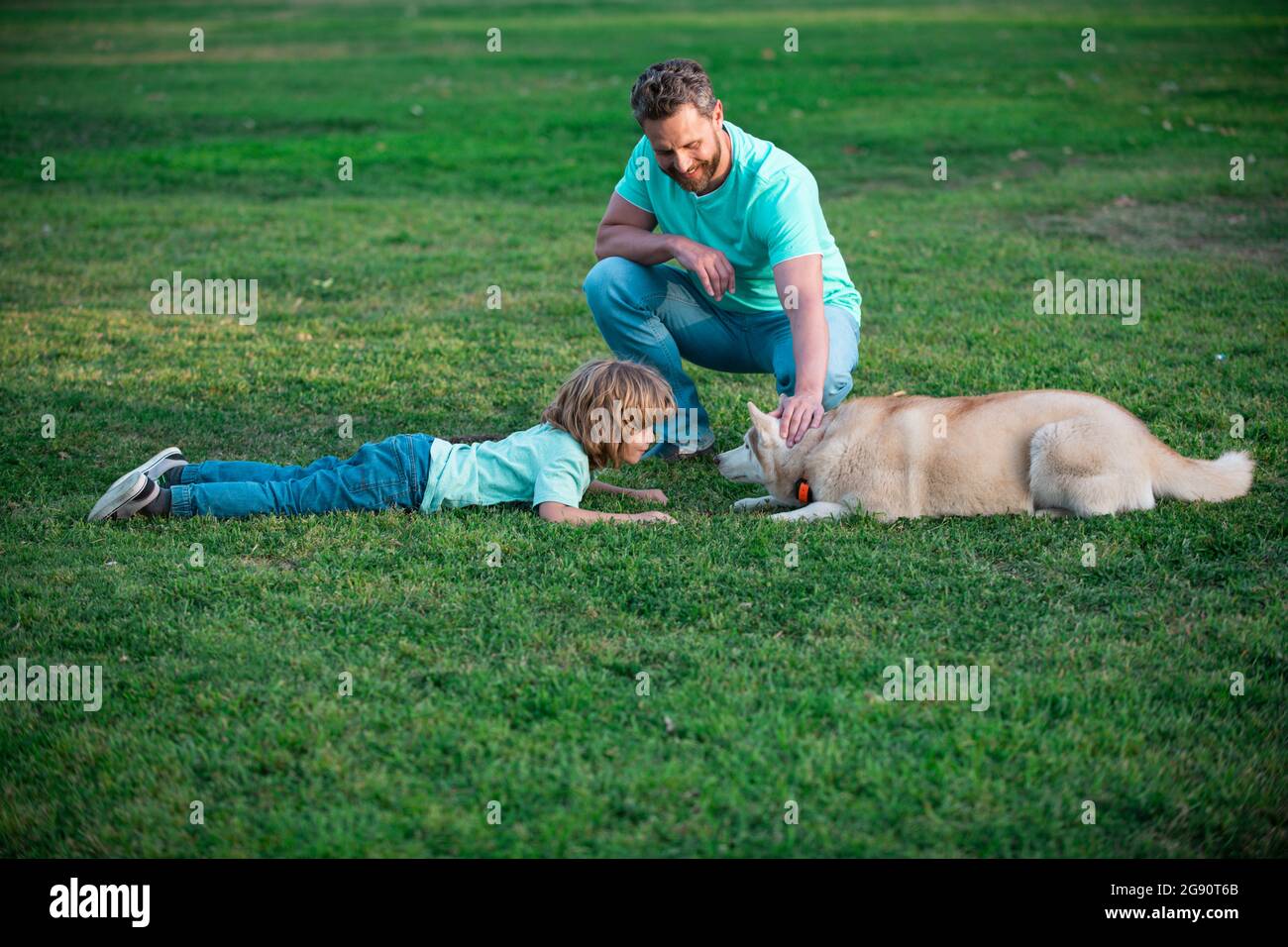 Père et fils avec chien de compagnie sur la nature Banque D'Images