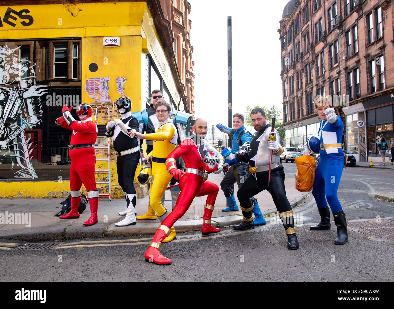 Glasgow, Écosse, Royaume-Uni. 23 juillet 2021. PHOTO : les Power Rangers se déplacent en ville alors que le tournage du film Indiana Jones 5 se déplace. Vu dans le quartier de Merchant City, dans le centre-ville de Glasgow, l'un des jours les plus chauds de l'année, les gens qui sont sous les costumes de rangers de puissance doivent être balancelants dans la chaleur de l'après-midi. Le groupe Power Ranger fait le tour des hôpitaux de Glasgow et fait du travail de charité en mettant des sourires sur tous les visages. Crédit : Colin Fisher/Alay Live News Banque D'Images