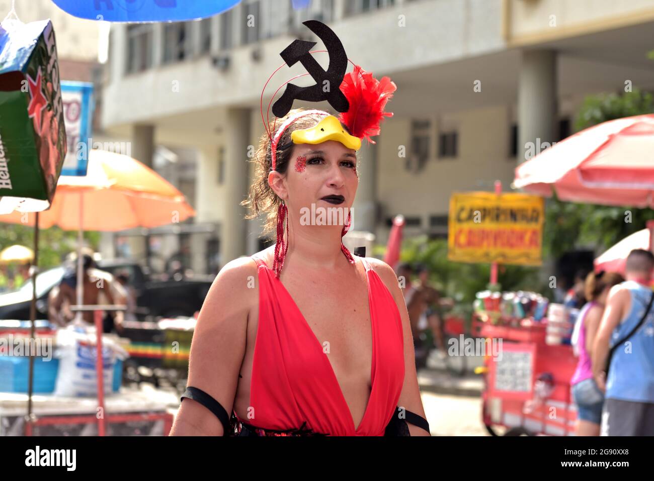 Street Carnival, Amérique du Sud, Brésil - 16 février 2020 : une femme portant un marteau et un chapeau de faucille apprécie la fête du Carnaval tenue dans le centre de Rio de Janeiro Banque D'Images