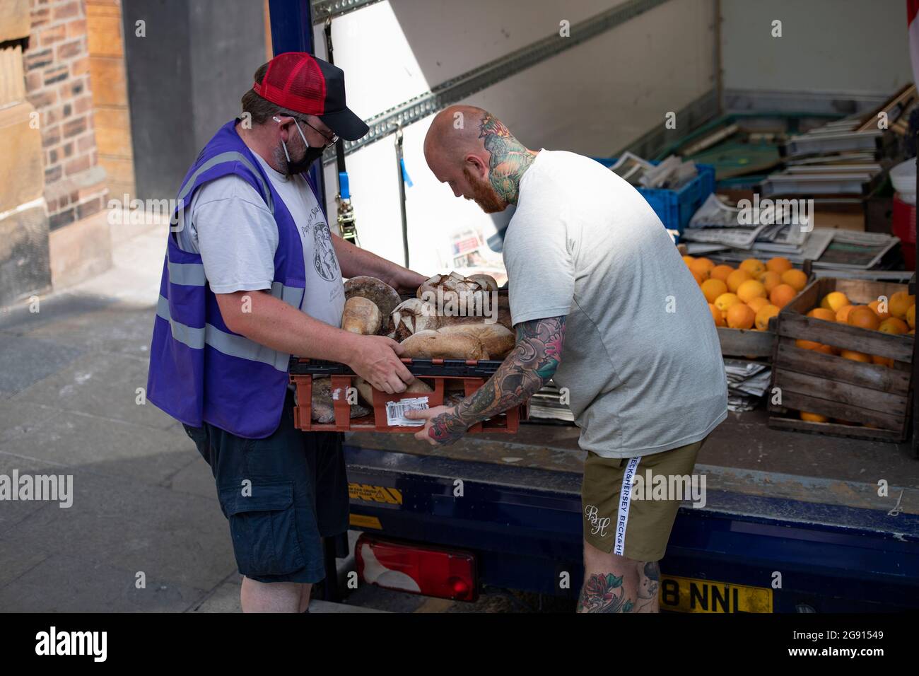 Glasgow, Écosse, Royaume-Uni. 23 juillet 2021. PHOTO : la déconstruction de l'ensemble de films qui était basé dans le quartier de Merchant City à Glasgow pour le nouveau film hollywoodien à succès, Indiana Jones 5. Les équipes de Rigger se déplacent et descendent toutes les affiches d'atelier et tous les meubles de rue et les empile dans les camions. Chaque pièce de mise en place est ensuite cataloguée et placée dans le stockage. Crédit : Colin Fisher/Alay Live News Banque D'Images