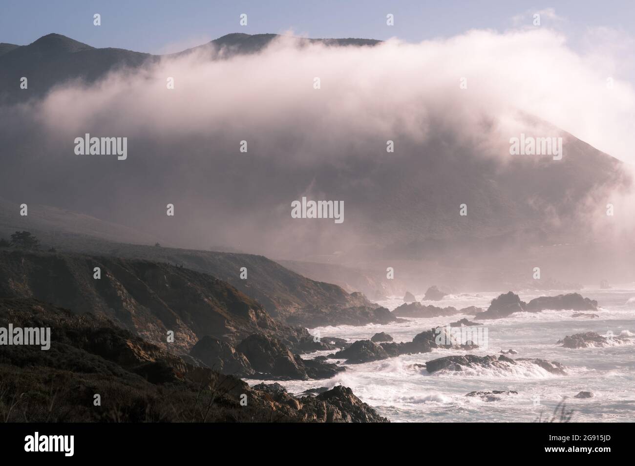 Vagues s'écrasant contre les rochers et les falaises de la saison à Big sur Banque D'Images