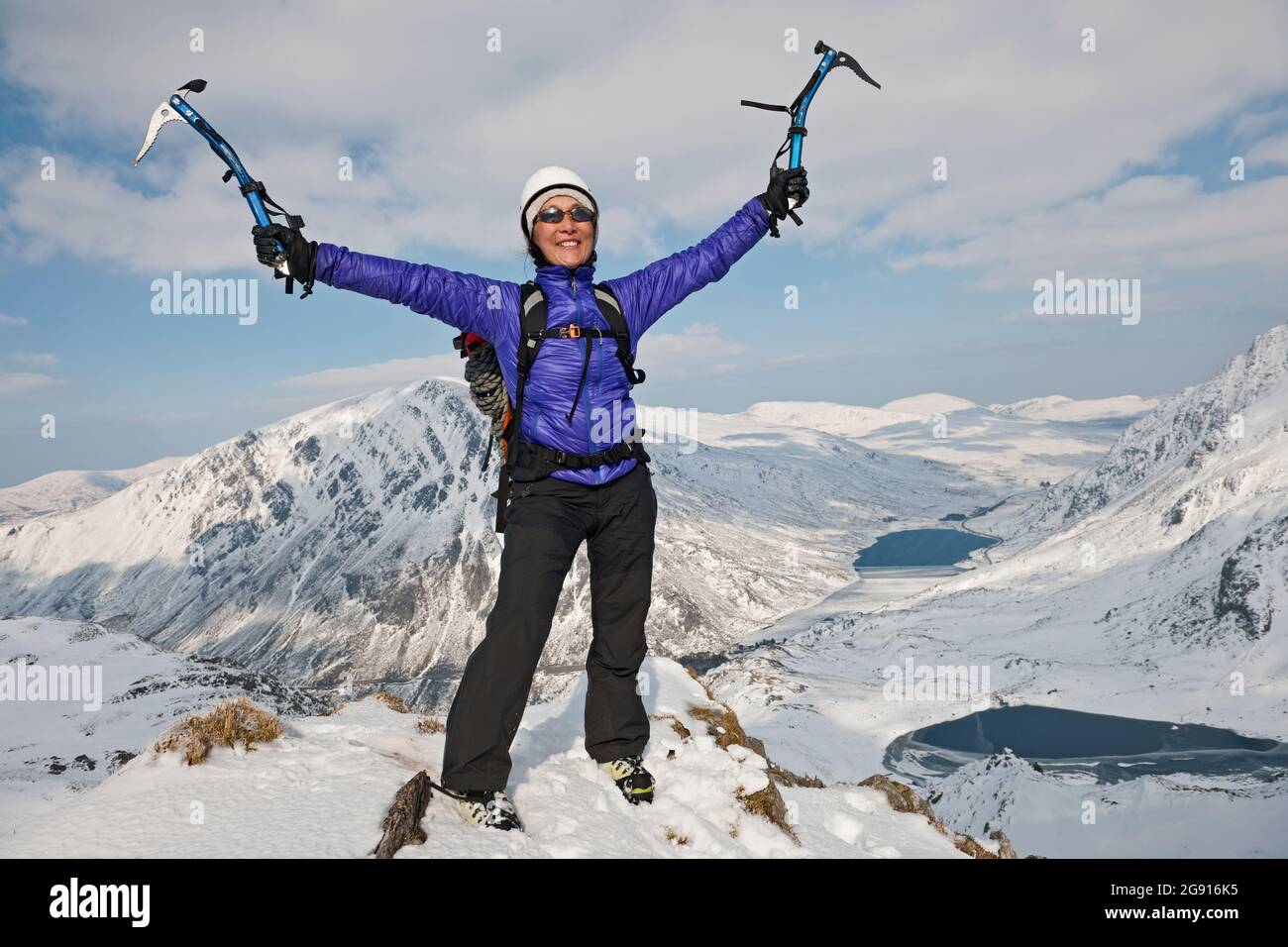 Femme sur le sommet du Mont Tryfan dans le nord du pays de Galles Banque D'Images