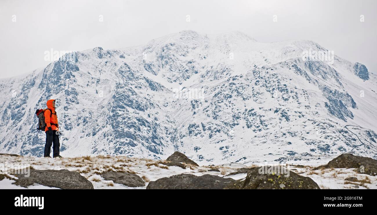 Femme randonnée autour du Mont Tryfan en hiver Banque D'Images