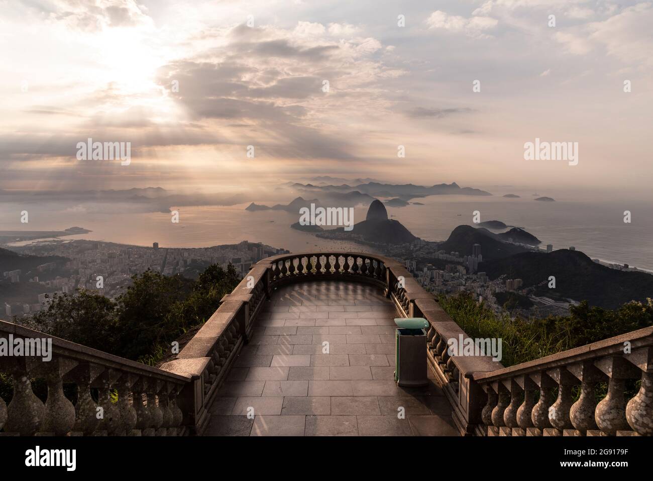 Belle vue sur la ville, les montagnes et l'océan avec des nuages de lever de soleil colorés à Rio de Janeiro, Brésil Banque D'Images