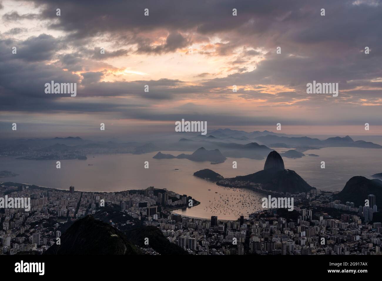 Belle vue sur la ville, les montagnes et l'océan avec des nuages de lever de soleil colorés à Rio de Janeiro, Brésil Banque D'Images