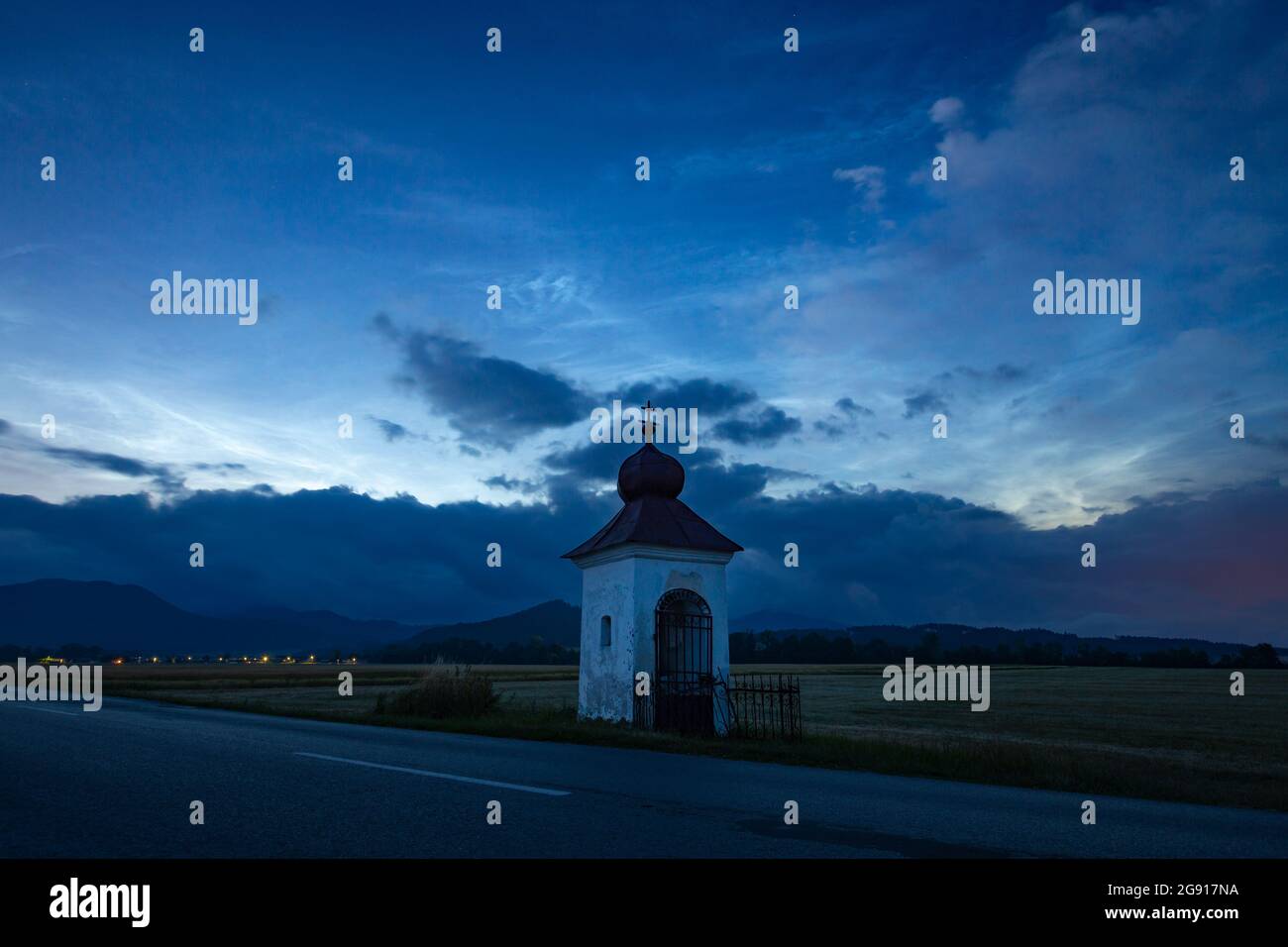 Nuages Noctilucent à la chapelle de St. Anna, Klastor pod Znievom, Slovaquie. Banque D'Images