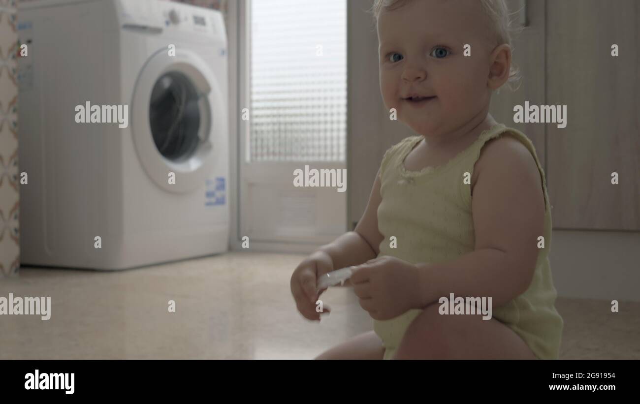 Tres Beau Bleu Yeux Bebe Fille D Un An Jouant Et Rampant Dans La Cuisine Video A Domicile D Un Enfant Heureux Et Enjoue Photo Stock Alamy