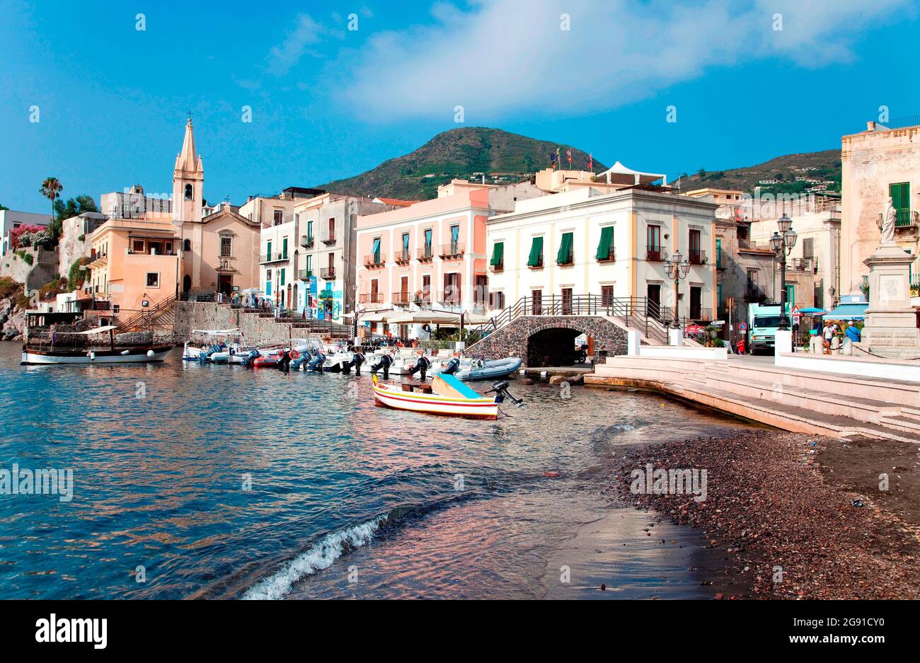 Vue sur le petit village de pêcheurs de Lipari, Iles Eoliennes, Sicile, Italie. (Photo de Marka/UIG via Getty Images) Banque D'Images