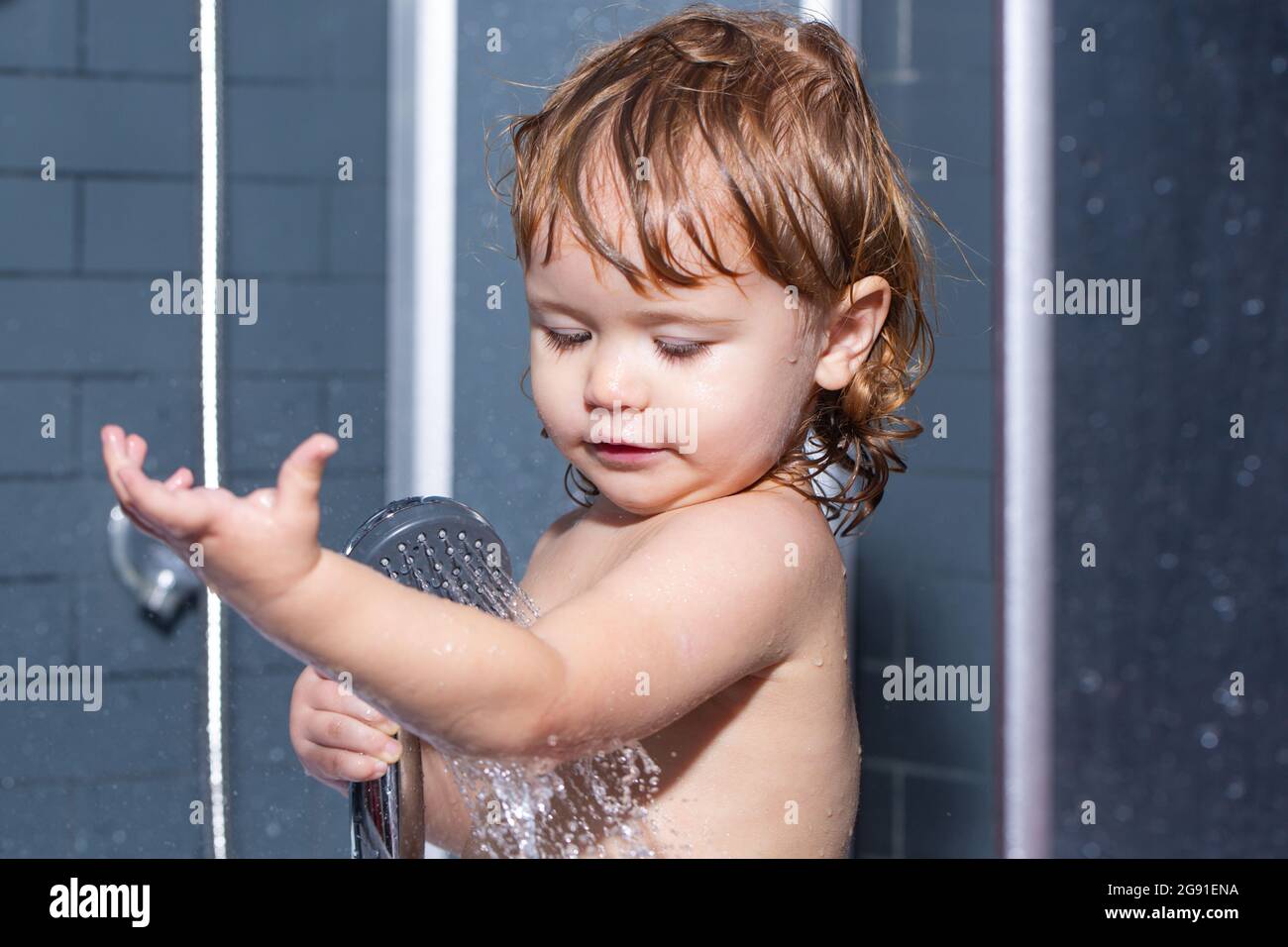 Laver les produits d'hygiène et de soins de santé pour nourrissons. Un petit enfant lave ses cheveux dans le bain Banque D'Images