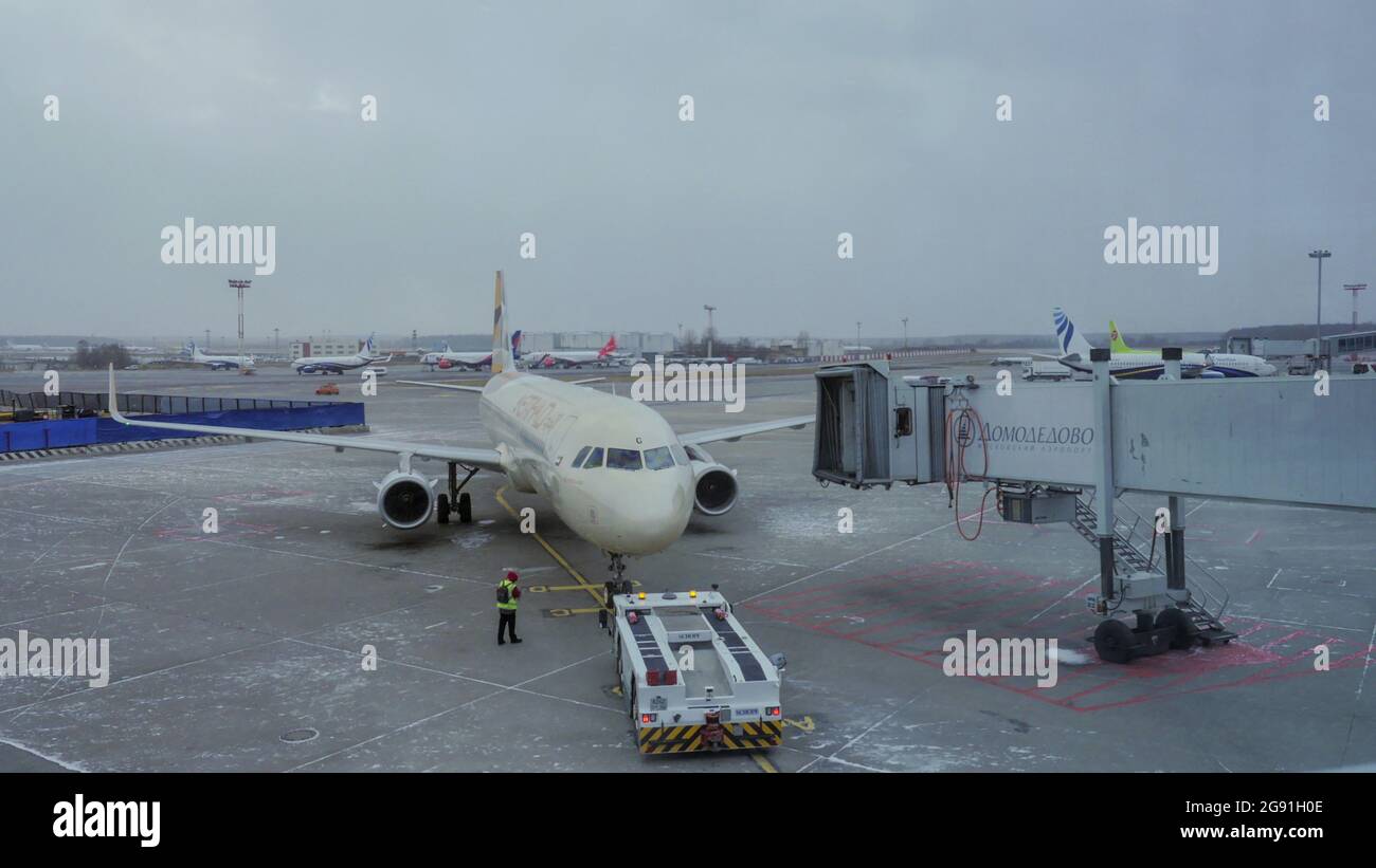 A l'aéroport de Domodedovo, il a vu des avions et un décollage, passant des véhicules Banque D'Images A l'aéroport de Domodedovo, il a vu des avions et un décollage, passant des véhicules Banque D'Images
