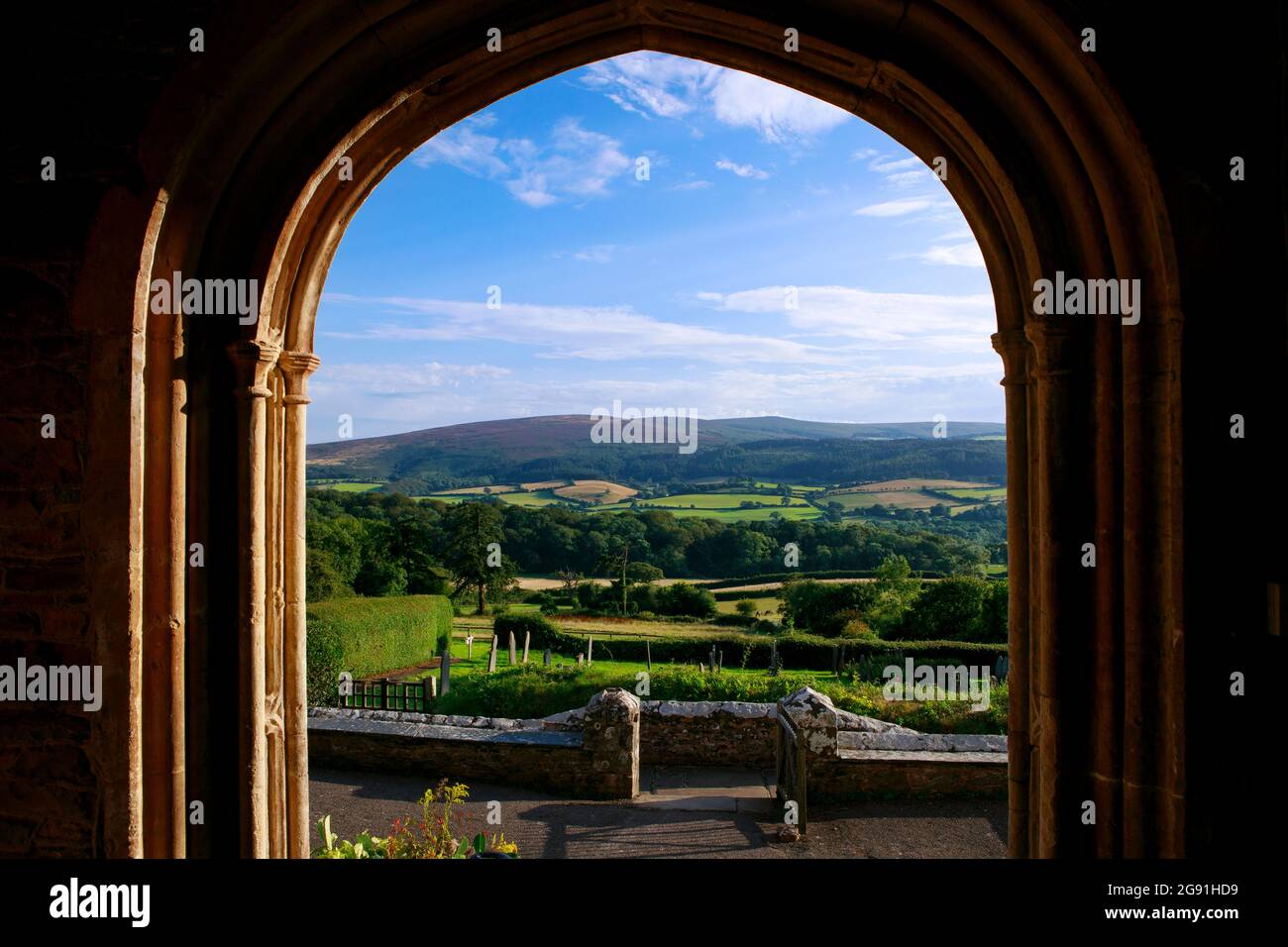 Fenêtre ouverte de l'église avec vue incroyable sur le paysage vert des champs verts. Paysage mobile visible à travers le cadre de la fenêtre. Somerset, Angleterre. Banque D'Images