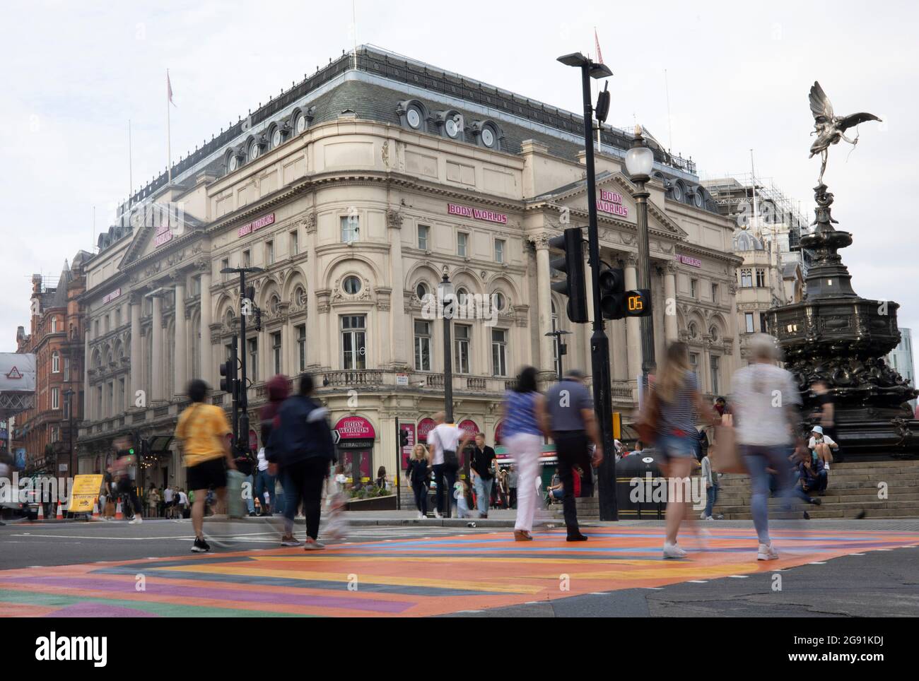 Londres, Royaume-Uni. 23 juillet 2021. Des piétons ont pu traverser le passage à niveau haut en couleur de Piccadilly Cirus. La Royal Academy of Arts, avec Arts of London, Westminster Council et le maire de Londres, se joignent à vous pour présenter la prise de contrôle de Piccadilly Arts et transformer la route entourant Piccadilly Circus avec 13 passages à niveau pour piétons en couleur et 30 drapeaux. L'affichage durera jusqu'à la fin du mois d'août dans le cadre du plan visant à stimuler l'industrie touristique. Crédit : SOPA Images Limited/Alamy Live News Banque D'Images