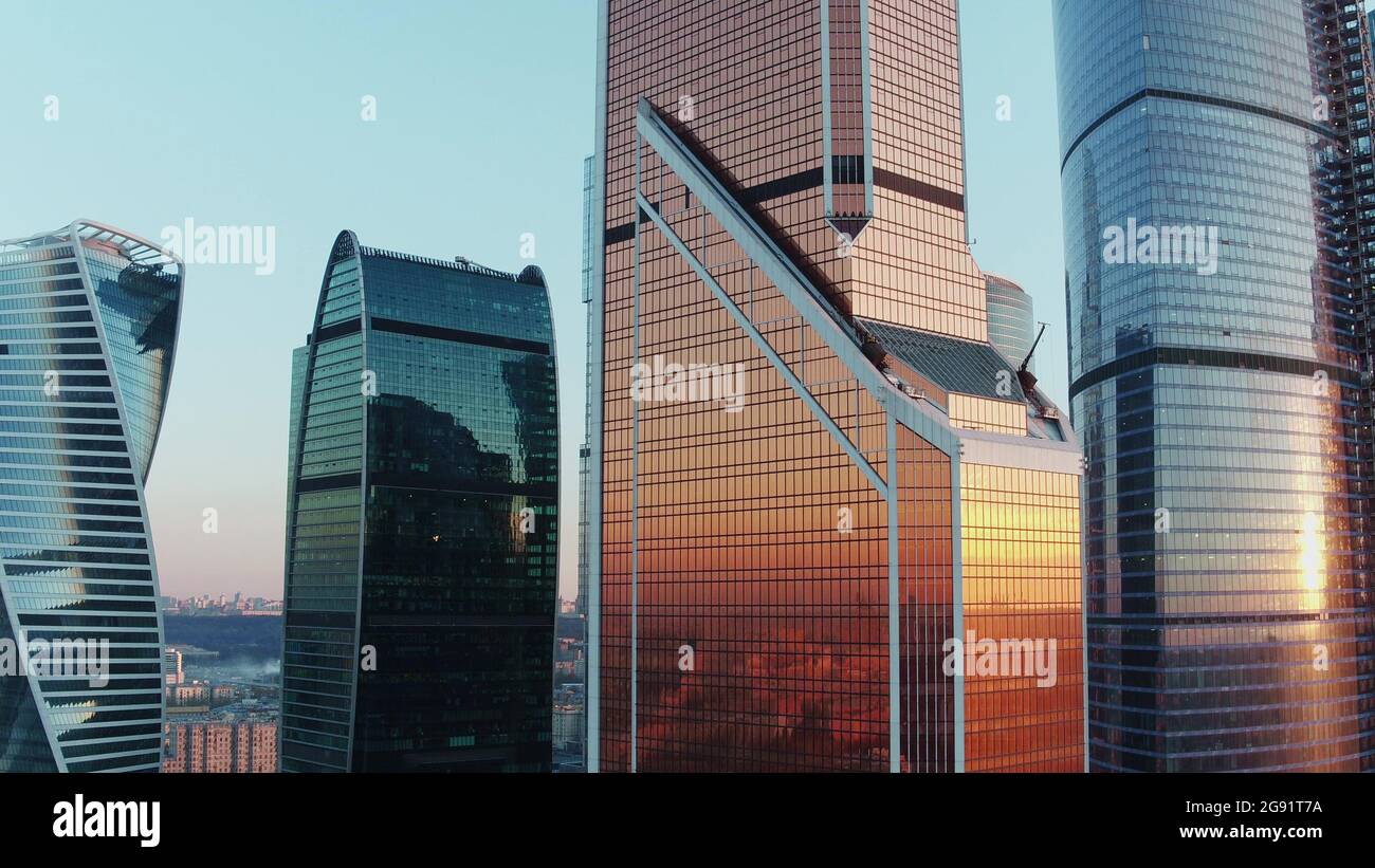 Gratte-ciels de bureau dans le centre d'affaires de Moscou au coucher du soleil, vue aérienne Banque D'Images Gratte-ciels de bureau dans le centre d'affaires de Moscou au coucher du soleil, vue aérienne Banque D'Images