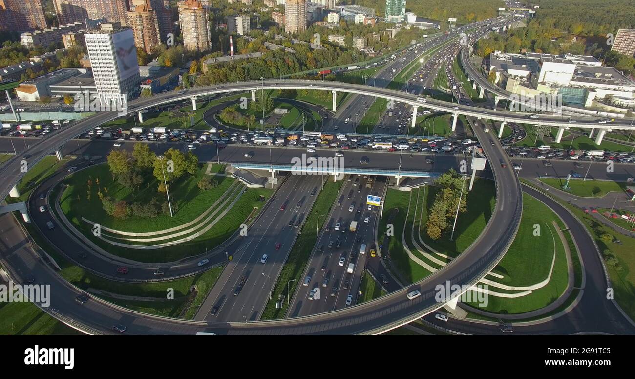 Survolant des intersections très fréquentées à Moscou, en Russie Banque D'Images Survolant des intersections très fréquentées à Moscou, en Russie Banque D'Images