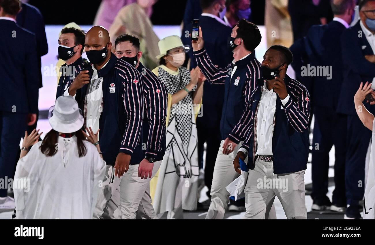 Tokyo, Japon. 23 juillet 2021. Cérémonie d'ouverture. Stade olympique. 10-1 Kasumigaokamachi. Shinjuku-ku. Tokyo. L'équipe de Grande-Bretagne et d'Irlande du Nord arrive dans le stade, sous la direction des coporteurs Hannah Mills (voile) et Mohamed Sbihi (aviron). ]crédit Garry Bowden/Sport en images/Alamy Live News crédit: Sport en images/Alamy Live News Banque D'Images