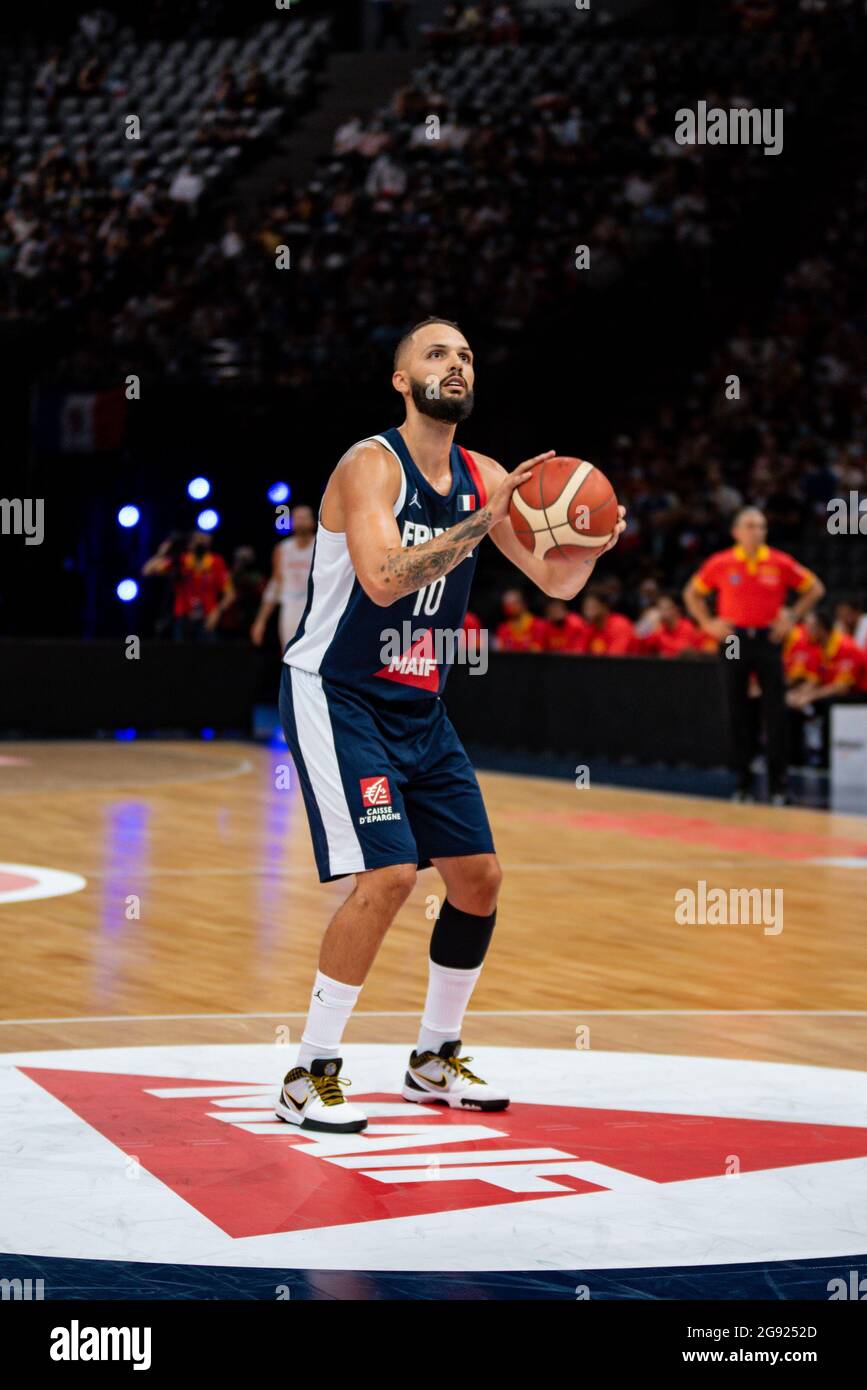 Evan Fournier de France contrôle le ballon lors du match international de basketball masculin entre la France et l'Espagne le 10 juillet 2021 à l'AccorHotels Arena de Paris, France - photo Antoine Massinon / A2M Sport Consulting / DPPI Banque D'Images