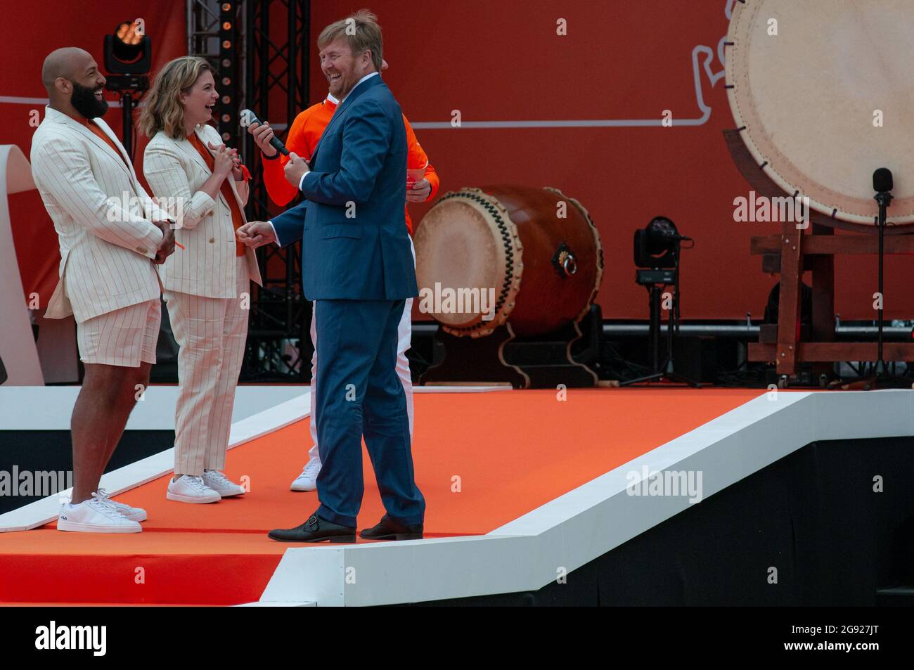 La Haye, pays-Bas. 23 juillet 2021. HRH King Willem-Alexander, sur scène avec judoka Roy Meyer (2e R) qui a participé aux Jeux olympiques d'été 2016 à Rio de Janeiro et à l'athlétisme paralympique médaillé d'or: Marlou van Rhijn (1er R).H.R.H. Le roi William-Alexander des pays-Bas a officiellement ouvert ce matin le «Festival olympique de TeamNL» sur la station balnéaire hollandaise de Scheveningen. Le complexe sera le lieu dédié aux Jeux Olympiques de Tokyo pour les trois prochaines semaines. La compétition peut être vue en direct et les hommages des médaillés olympiques ont eu lieu sur le terrain du festival. En dehors du site du festival, est " Banque D'Images