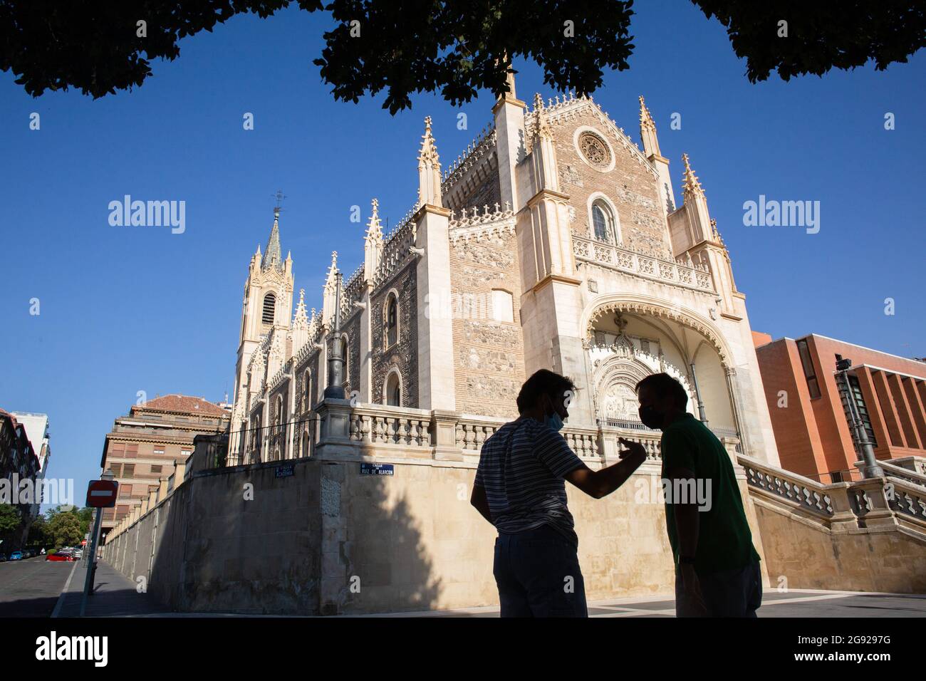 Madrid, Espagne. 23 juillet 2021. Deux hommes parlent devant la façade de  l'église San Jerónimo el Real, Ancien monastère du XVIe siècle situé  derrière le musée du Prado. Le dimanche 25 juillet