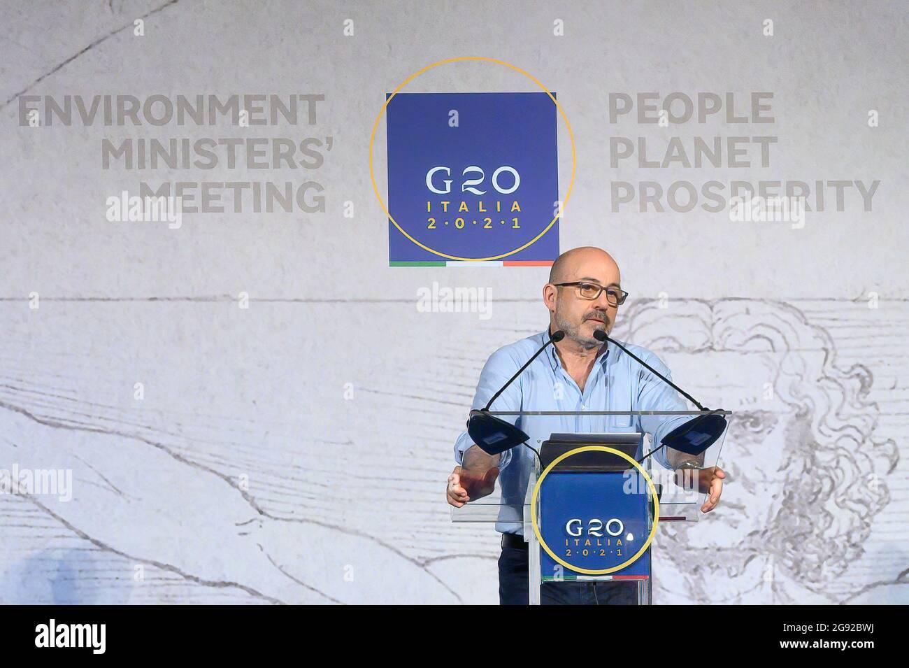 Naples, Italie. 23 juillet 2021. Le ministre de la transition écologique, Roberto Cingolani, prend la parole au cours de la conférence. Le ministre italien de la transition écologique Roberto Cingolani donne une conférence finale à la fin de la réunion ministérielle du G20 sur l'environnement, le climat et l'énergie, qui s'est tenue au Palais royal de Naples, les 22 et 23 juillet 2021. La conférence a résumé les questions et les défis qui ont émergé au cours du débat de deux jours entre les ministres de l'environnement énergétique, les délégations et les représentants des organisations internationales. (Photo de Valeria Ferraro/SOPA Images/Sipa USA) crédit: SIPA USA/Ala Banque D'Images