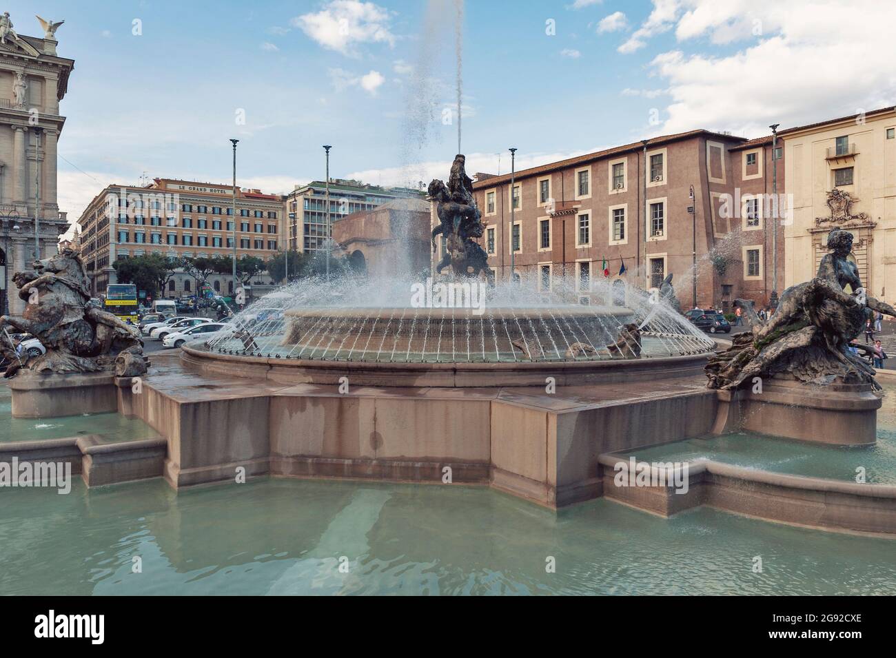 Rome, Italie - octobre 2019 : la Fontaine des Naiads située au centre de la Piazza della Repubblica sur la colline Viminal à Rome, Italie Banque D'Images