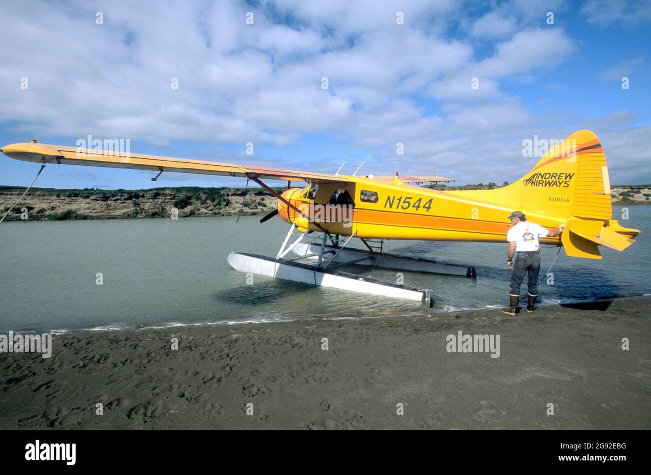 Position du pilote d'ajustement de Havilland Beaver sur la rivière Kejulik, refuge national de faune de Kejulik, Alaska Banque D'Images