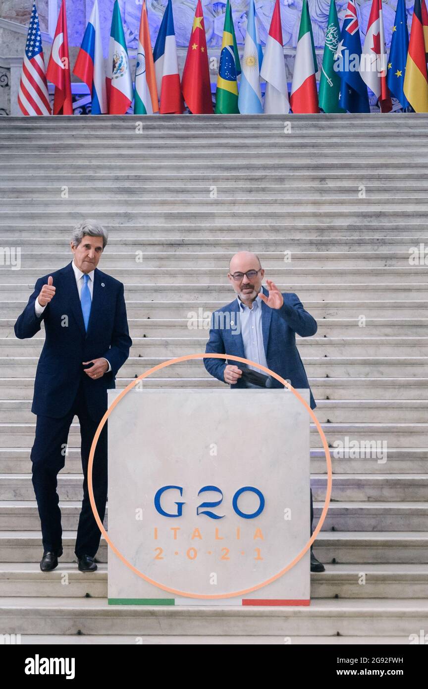 John Kerry (L), l'envoyé spécial présidentiel américain pour le climat et le ministre italien de la transition écologique Roberto Cingolani (R) posent pour des photos derrière le logo du G20. Le ministre italien de la transition écologique Roberto Cingolani a présidé la réunion ministérielle conjointe du G20 sur l'environnement, le climat et l'énergie, le deuxième jour à Naples, organisée dans le cadre de la présidence italienne du G20. La réunion, qui s'est tenue au Palais Royal, a vu la participation d'orateurs principaux venus des pays du G20 et de plusieurs institutions et organisations internationales. Banque D'Images