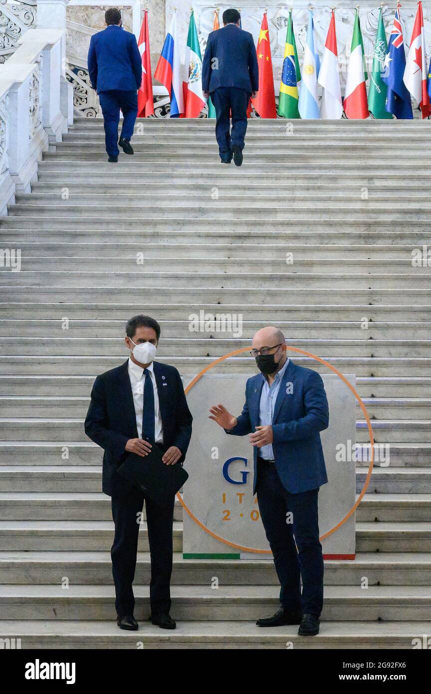 Francesco la Camera (L), Directeur général de l'Agence internationale des énergies renouvelables (IRENA), a vu parler avec le Ministre italien de la transition écologique Roberto Cingolani (R) devant le logo du G20. Le ministre italien de la transition écologique Roberto Cingolani a présidé la réunion ministérielle conjointe du G20 sur l'environnement, le climat et l'énergie, le deuxième jour à Naples, organisée dans le cadre de la présidence italienne du G20. La réunion, qui s'est tenue au Palais Royal, a vu la participation d'orateurs principaux venant des pays du G20 et de plusieurs institutions internationales an Banque D'Images