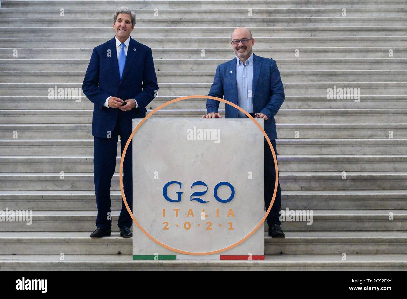 John Kerry (L), l'envoyé spécial présidentiel américain pour le climat et le ministre italien de la transition écologique Roberto Cingolani (R) posent pour des photos derrière le logo du G20. Le ministre italien de la transition écologique Roberto Cingolani a présidé la réunion ministérielle conjointe du G20 sur l'environnement, le climat et l'énergie, le deuxième jour à Naples, organisée dans le cadre de la présidence italienne du G20. La réunion, qui s'est tenue au Palais Royal, a vu la participation d'orateurs principaux venus des pays du G20 et de plusieurs institutions et organisations internationales. Banque D'Images