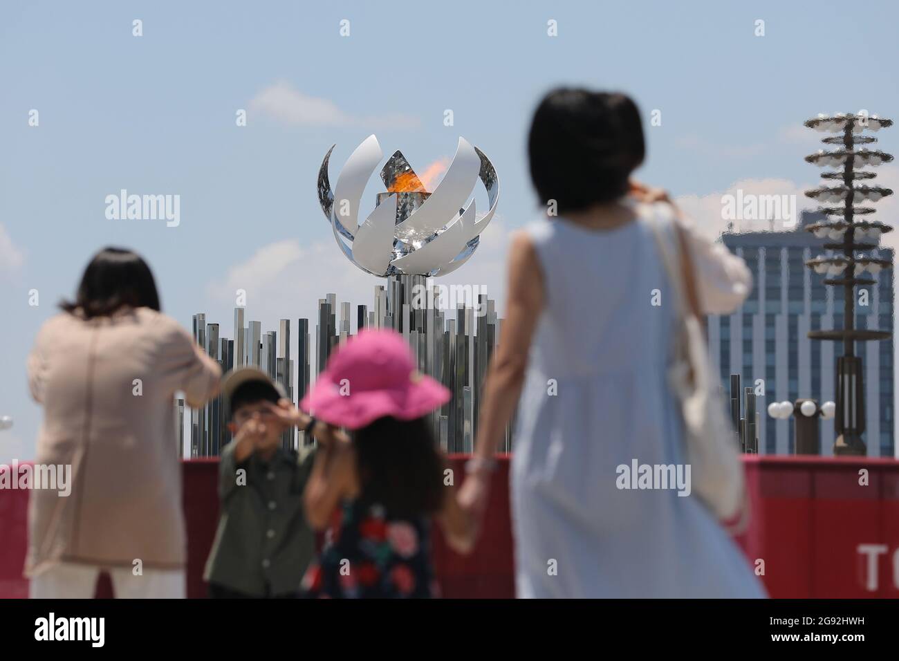 Tokyo, Japon. 24 juillet 2021. Un caldron olympique est vu au pont Ariake Yume-no-ohashi à Tokyo, Japon, le 24 juillet 2021. Credit: Du Xiaoyi/Xinhua/Alay Live News Banque D'Images