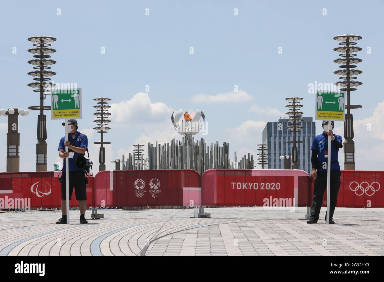 Tokyo, Japon. 24 juillet 2021. Un caldron olympique est vu au pont Ariake Yume-no-ohashi à Tokyo, Japon, le 24 juillet 2021. Credit: Du Xiaoyi/Xinhua/Alay Live News Banque D'Images