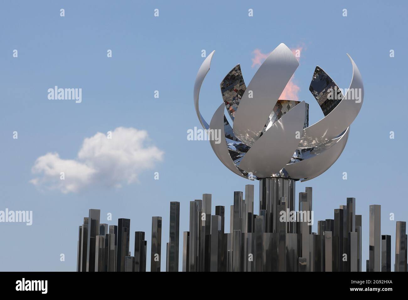 Tokyo, Japon. 24 juillet 2021. Un caldron olympique est vu au pont Ariake Yume-no-ohashi à Tokyo, Japon, le 24 juillet 2021. Credit: Du Xiaoyi/Xinhua/Alay Live News Banque D'Images