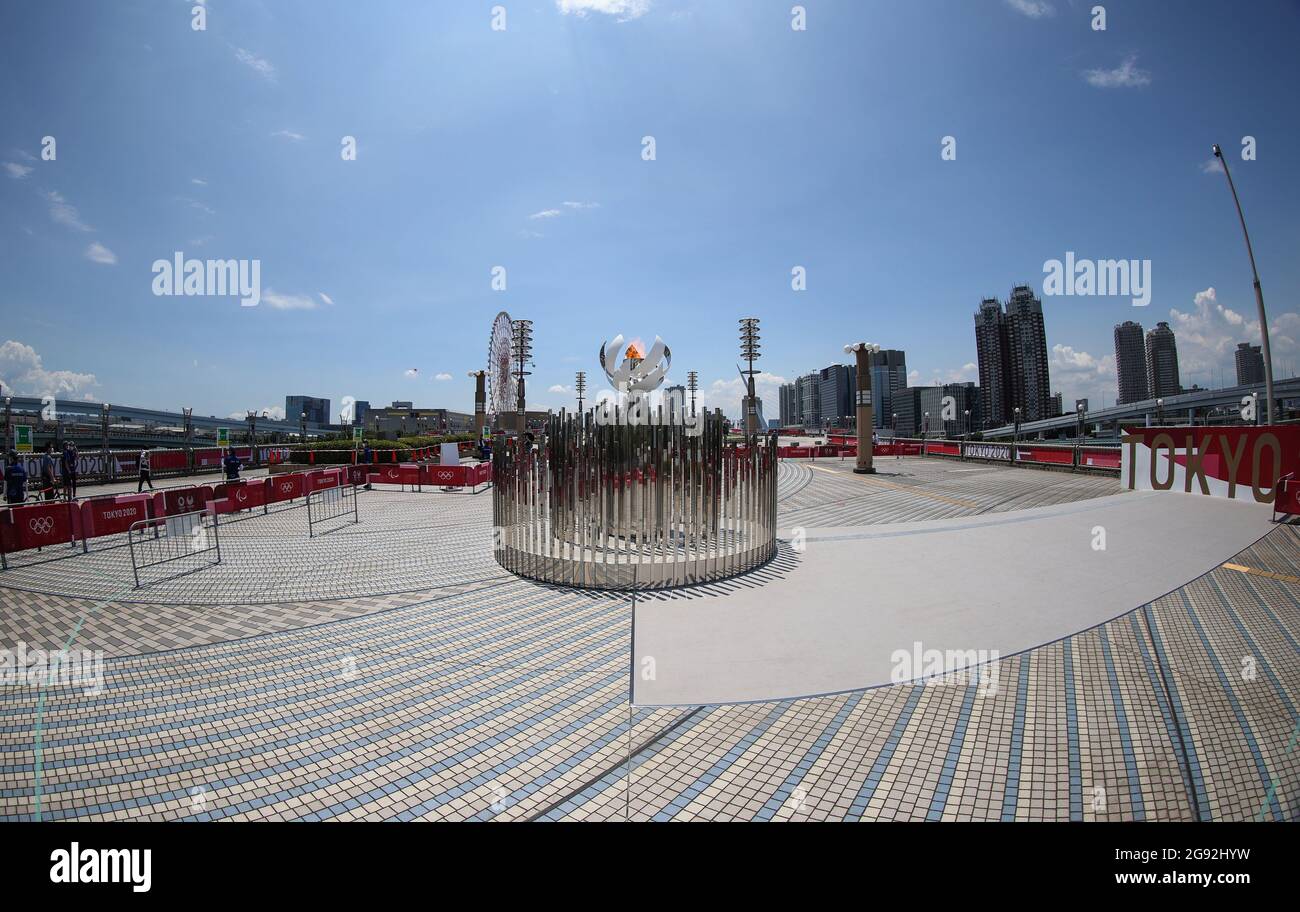 Tokyo, Japon. 24 juillet 2021. Un caldron olympique est vu au pont Ariake Yume-no-ohashi à Tokyo, Japon, le 24 juillet 2021. Credit: Du Xiaoyi/Xinhua/Alay Live News Banque D'Images