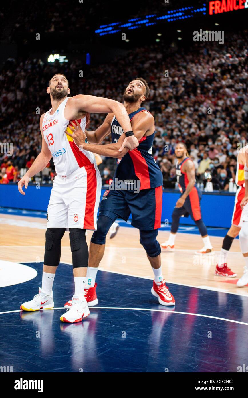 Marc Gasol d'Espagne et Rudy Gobert de France se battent pour le ballon lors du match international de basketball masculin entre la France et l'Espagne le 10 juillet 2021 à l'AccorHotels Arena de Paris, France - photo Melanie Laurent / A2M Sport Consulting / DPPI Banque D'Images